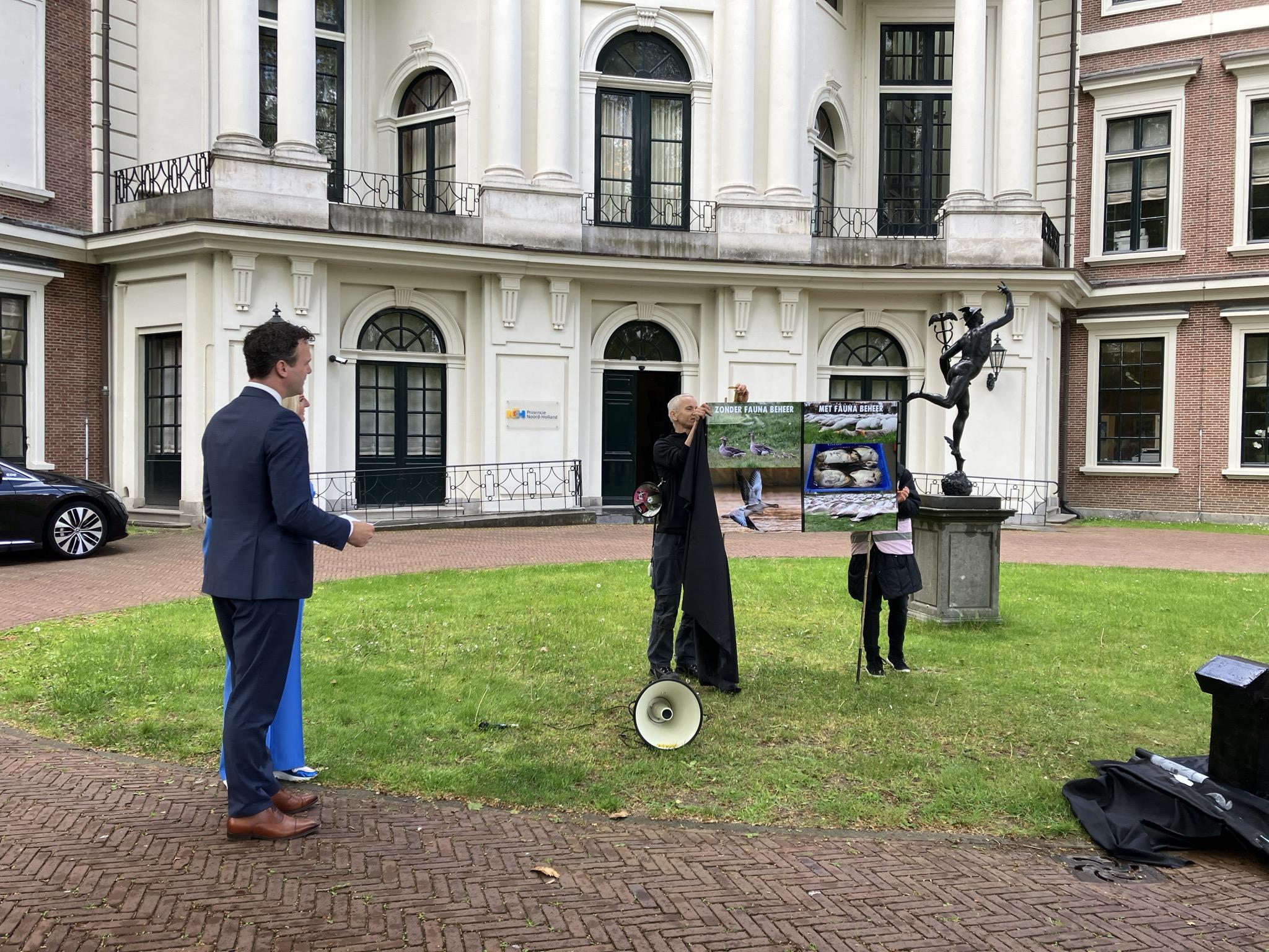 gedeputeerde kijkt naar bord met 'voor beheer' en 'na beheer'