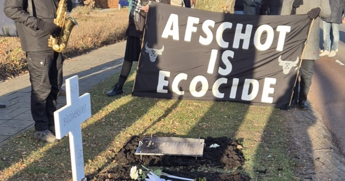 demonstratie in Renswoude, herdenking wolf Bram en biodiversiteit met spandoek: afschot is ecocide