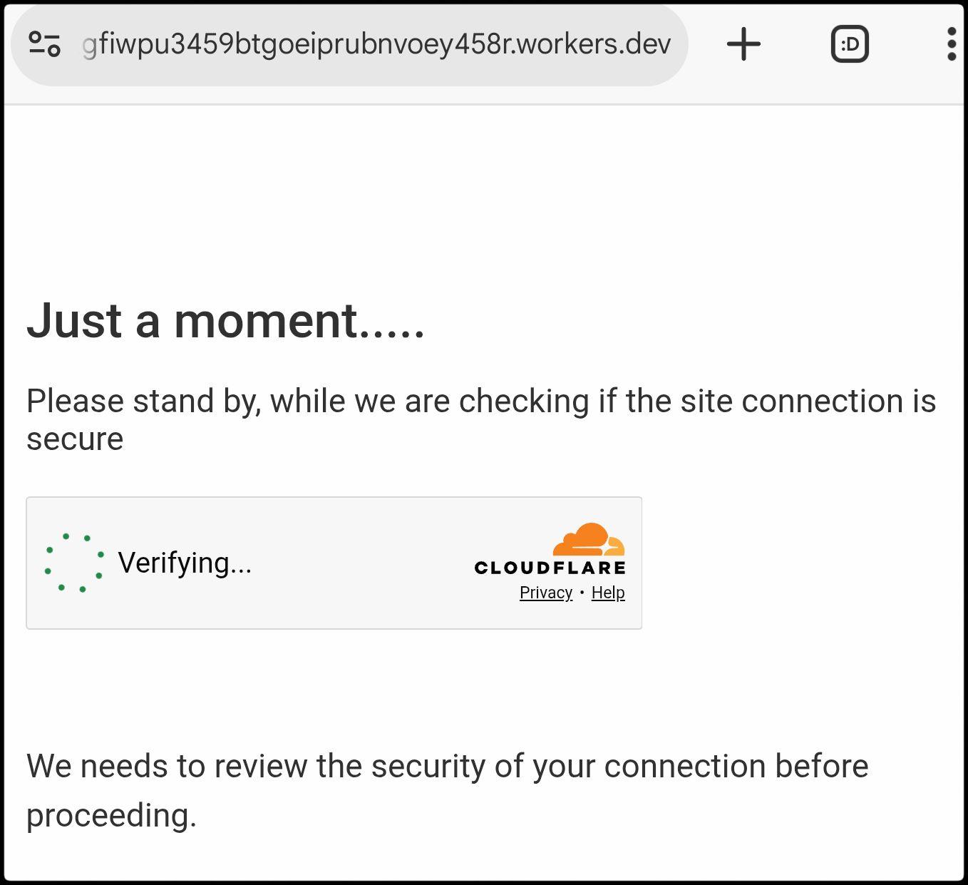 Screenshot 1: deze is van de nepsite direct na openen. De gehele domeinnaam is te lang om in de adresbalk te passen, de linkerkant valt weg (rechts is wel .workers.dev te zien).

Aan de twee "koffielepeltjes", links in de adresbalk van Chrome (op de plaats waar vroeger een hangslotje stond) is te zien dat er sprake is van een beveiligde https-verbinding (dat zegt niets over de betrouwbaarheid van de website, zoals ook in dit geval blijkt).

In deze eerste screenshot is een Cloudflare "welkomst"-scherm te zien met de volgende onzintekst (Cloudflare checkt nu of de bezoeker niet een bot, een virusscanner of een ander geautomatiseerd proces is, zoals een IP-adres waarvandaan een Denial of Service aanval wordt uitgevoerd):

Just a moment.....
Please stand by while we are checking if the site connection is secure

Daaronder een lichtgrijze horizontale balk met links in een cirkel draaiende puntjes, rechts daarvan "Verifying..." en helemaal rechts een Cloudflare logo.

Onderaan staat:

We need to review the security of your connection before proceeding.

Nb. ik heb Microsoft nog geen gebruik zien maken van de proxy-diensten van Cloudflare. Kenners zouden aan dit scherm (naast aan de in de adresbalk getoonde domeinnaam) kunnen zien dat het om een nepsite gaat.