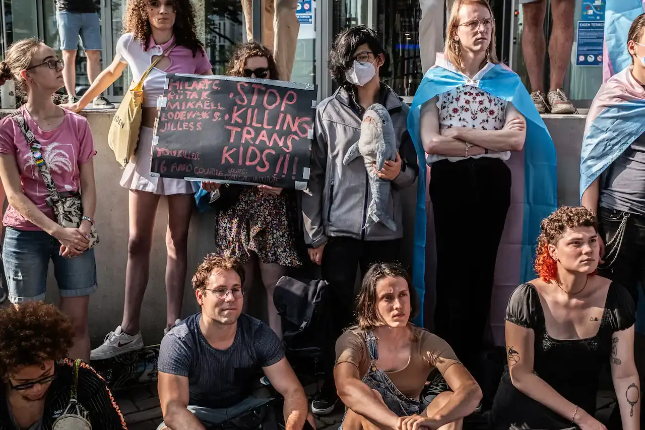 Picture of people at the Trans Zorg Nu protest against Cass and other transphobes in Amsterdam 2024