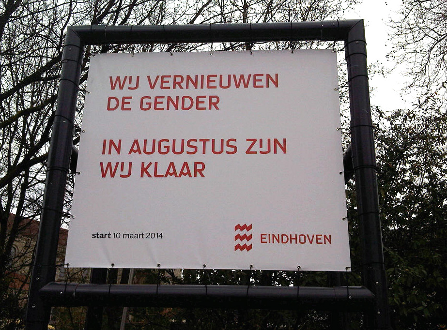 Foto van spandoek. "Wij vernieuwen de gender. In augustus zijn wij klaar. Eindhoven."