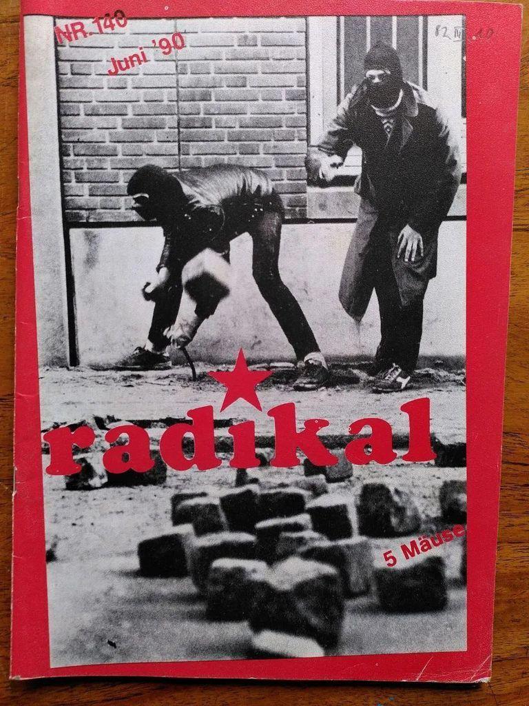 Titelseite der radikal Nr. 140, Juni 1990. Zwei mit Hasskappe vermummte hebeln Steine aus dem Pflaster und werfen sie ein paar Meter entfernt auf die Straße, wo sie dann bequem aufgenommen werden können.